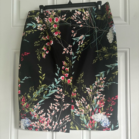 Talbots Colorful Floral Lightweight Pencil Skirt, Size 10 Petite - Picture 4 of 9